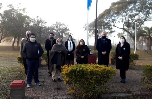IZAMIENTO DE LA BANDERA: Con participación limitada se realizó esta ceremonia en el Barrio 9 de Julio