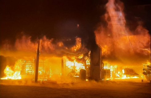 Impresionante incendio de un comercio en Goya