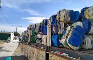 Transforman residuos plásticos en postes para evitar la tala de más de un millón de árboles