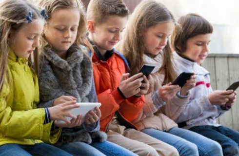 Las 17 reglas de oro que creó esta madre antes de darle un celular a su hijo